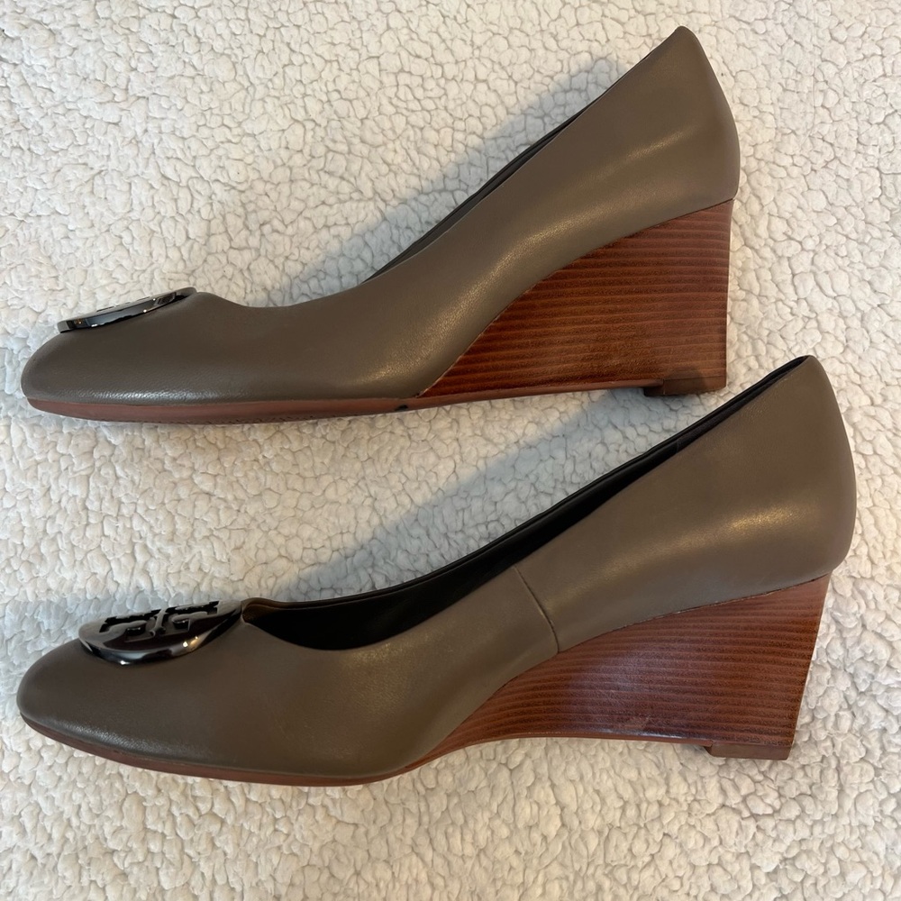 Tory Burch Taupe Leather Wedge Heel Pumps with Silver Emblem. Size 10. - Picture 9 of 10